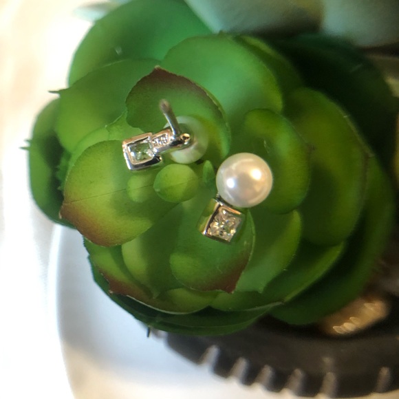 ⚡️Host Pick⚡️Vintage Pearl & CZ Earrings - Picture 4 of 8